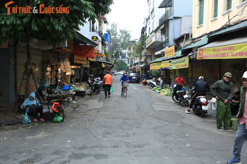 Ha Noi: Cho mo cua som ngay mung 2 Tet Giap Thin-Hinh-9