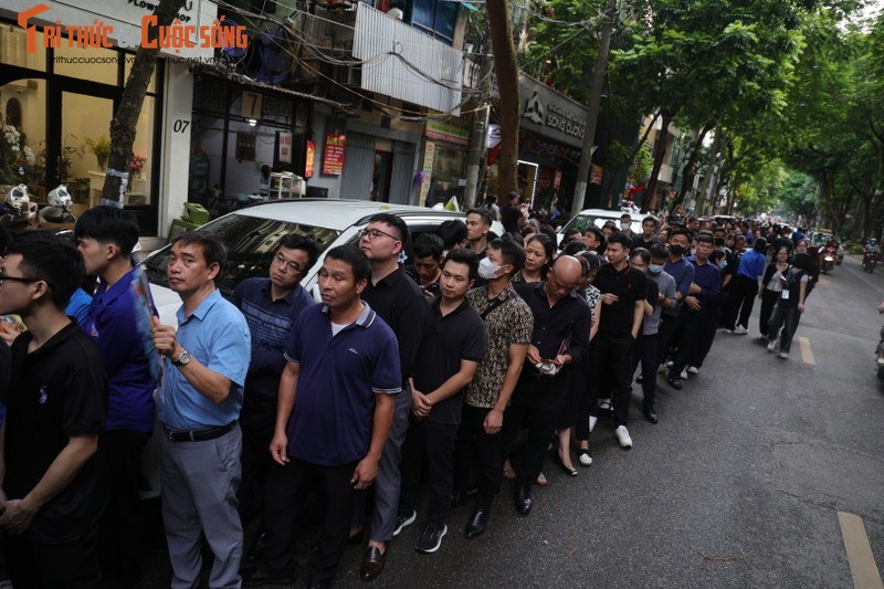 Dong nguoi xep hang vieng Tong Bi thu Nguyen Phu Trong dai ca cay so