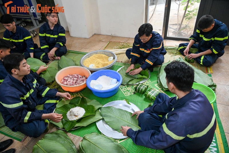 “Chien si chong giac lua” tro tai goi banh chung cuc kheo