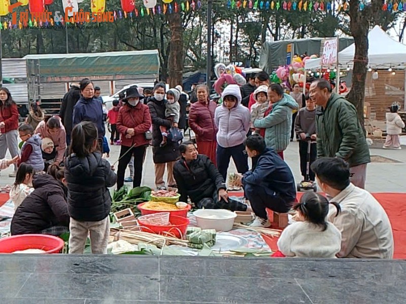 Dan chung cu “len lua” luoc banh chung, am long tinh lang nghia xom