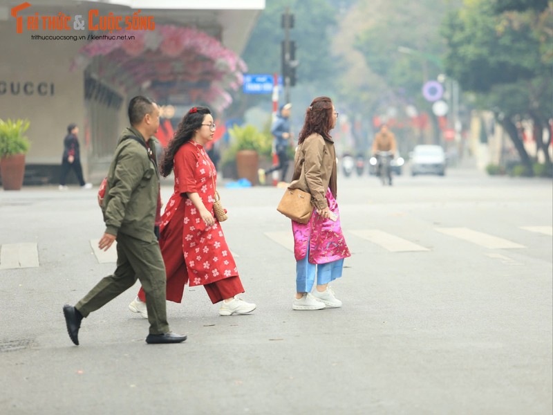 Sang mung 1 Tet At Ty, nguoi Ha Noi tan huong theo cach rieng-Hinh-8