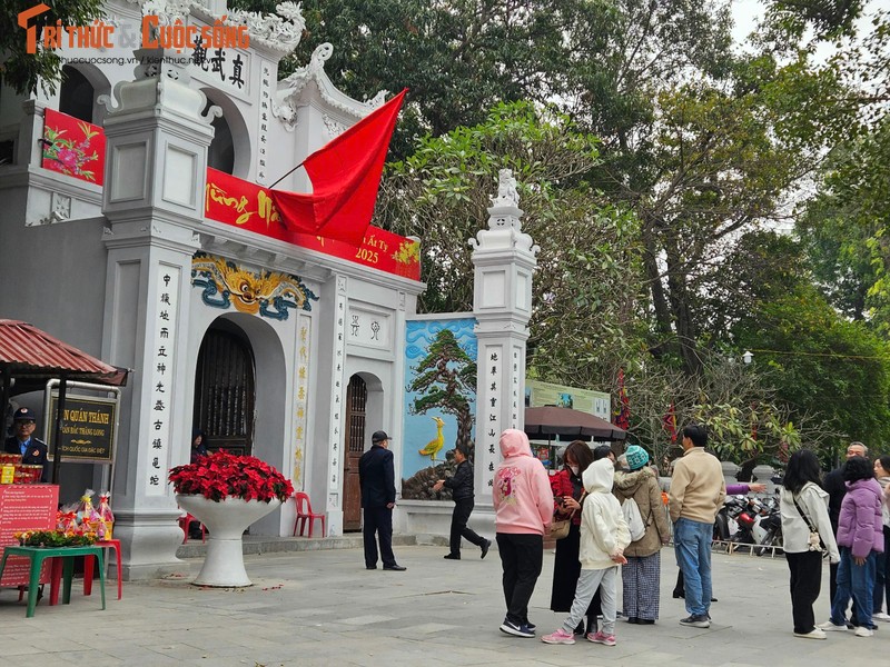 Nguoi dan Ha Noi no nuc di le chua ngay mung 1 Tet At Ty-Hinh-2