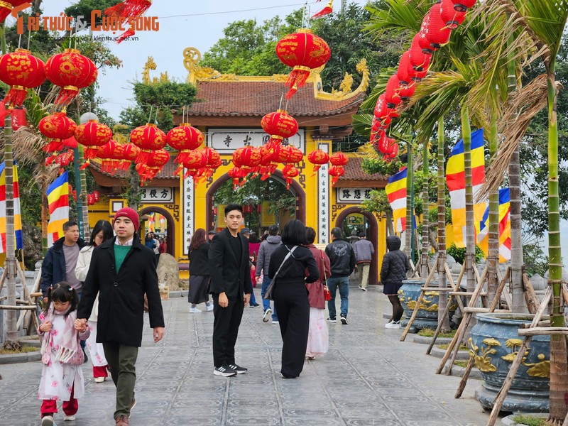 Nguoi dan Ha Noi no nuc di le chua ngay mung 1 Tet At Ty-Hinh-3