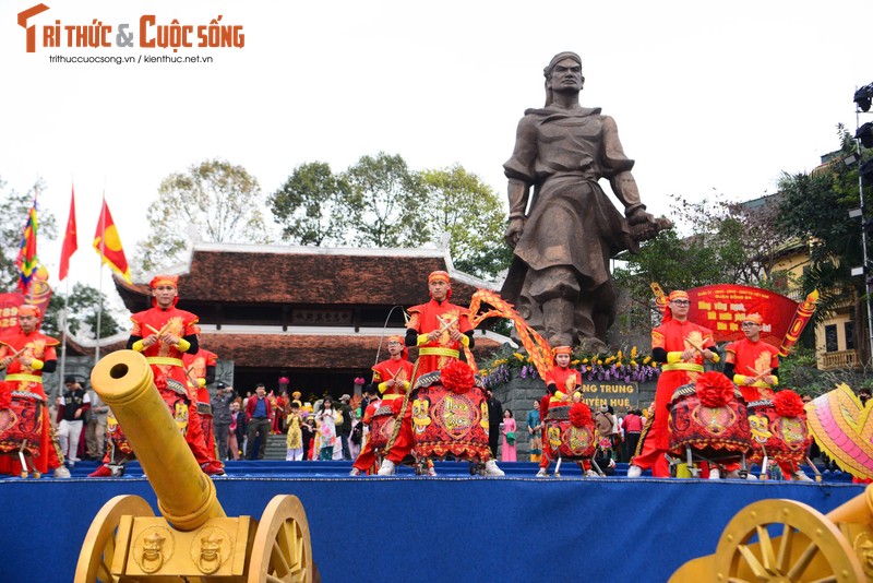 Tung bung Le hoi Go Dong Da 2025, du khach thap phuong ve dang huong