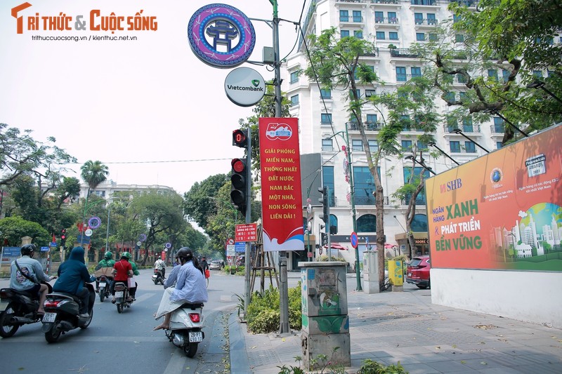 Ha Noi ruc ro co hoa chao mung ngay thong nhat Dat nuoc-Hinh-8