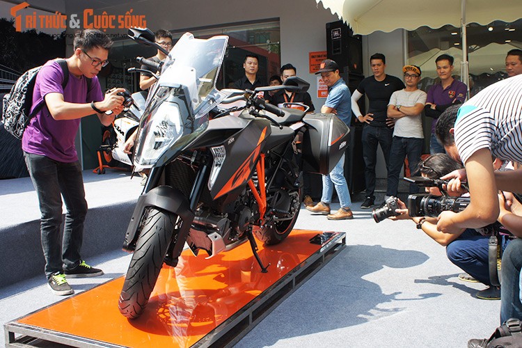 “Soi” KTM 1290 Super Duke GT gia 690 trieu dong tai VN