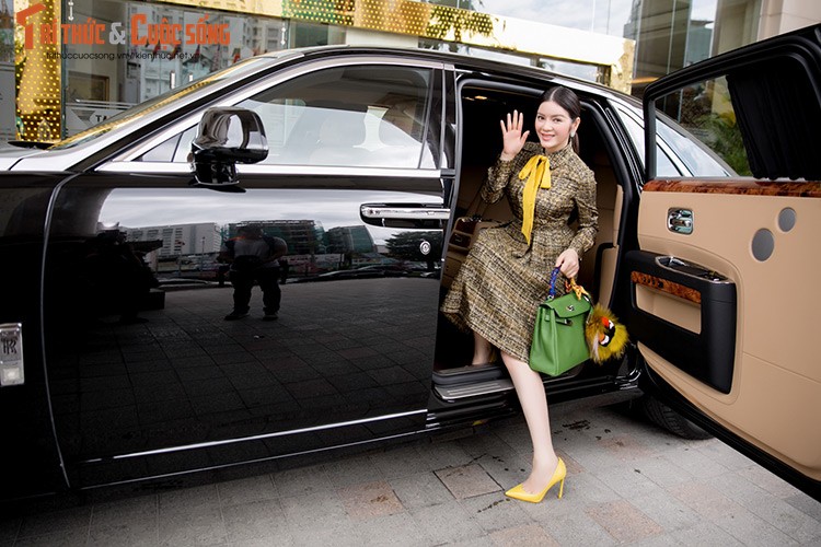 Ly Nha Ky ngoi sieu xe sang Rolls-Royce 40 ty du su kien-Hinh-3