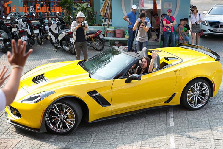 Tra Ngoc Hang cam lai sieu xe Chevrolet Corvette tien ty