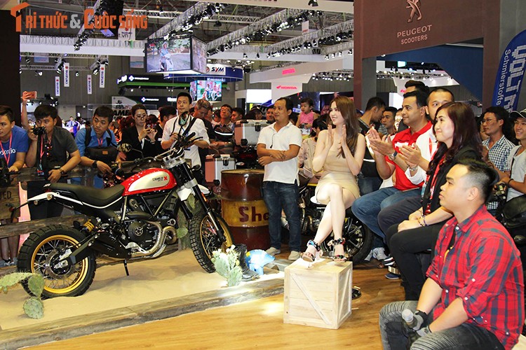 Ngoc Trinh &quot;vay ngan, lung tran&quot; ben moto Ducati khung-Hinh-7