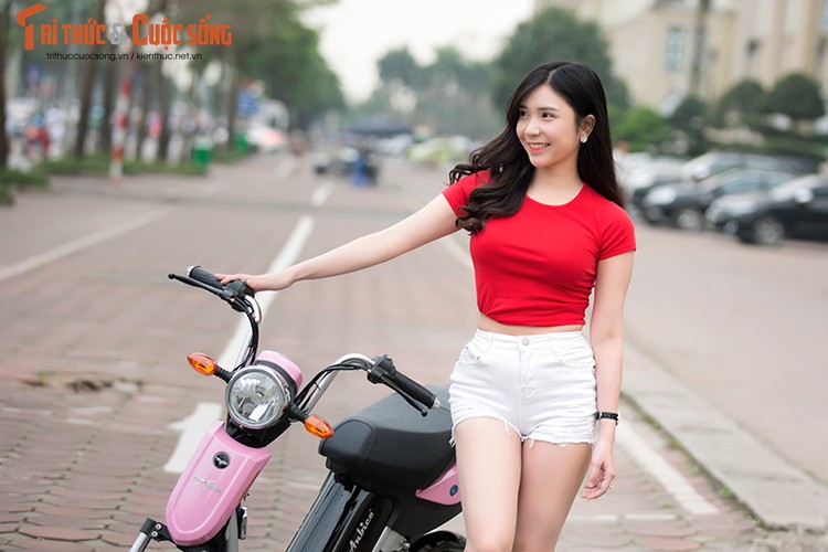 Hot girl Thanh Bi do ca tinh ben xe dien Anbico Bat-X-Hinh-3