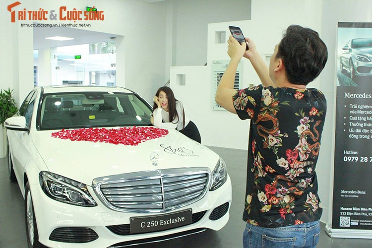 Truong Giang, Nha Phuong tau Mercedes-Benz C250 tien ty-Hinh-2