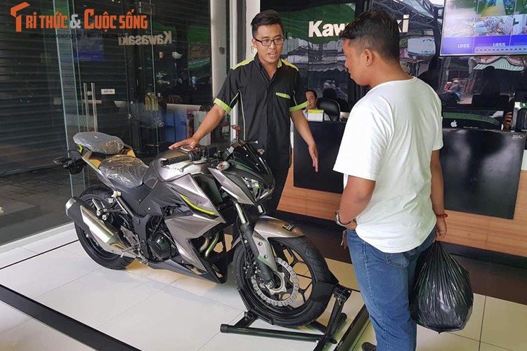 Dan choi Sai Gon &quot;xach&quot; 150 trieu tien le mua Kawasaki Z300