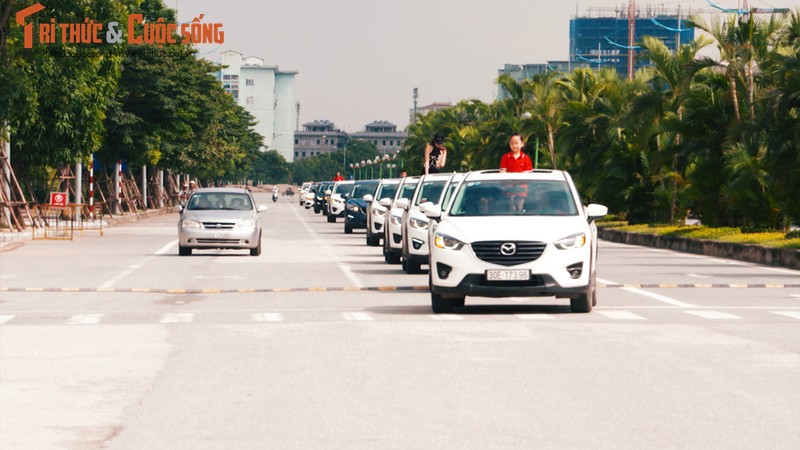 Hon 100 &quot;xe hop&quot; Mazda CX5 lan banh tai Ha Noi-Hinh-2
