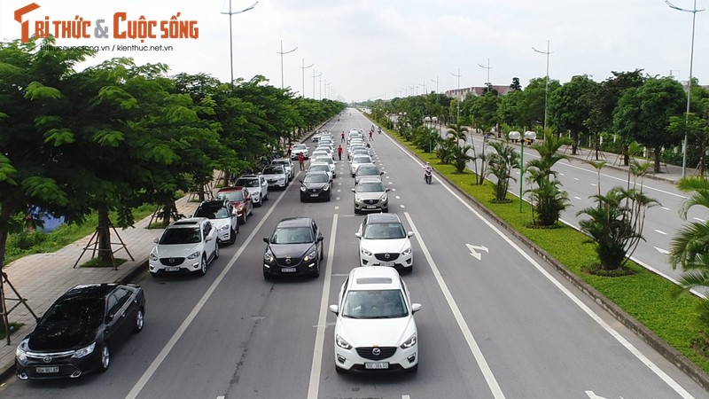 Hon 100 &quot;xe hop&quot; Mazda CX5 lan banh tai Ha Noi