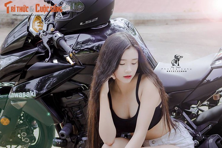 Gai xinh Sai Gon khoe dang &quot;nuot&quot; ben moto Kawasaki Z1000-Hinh-10