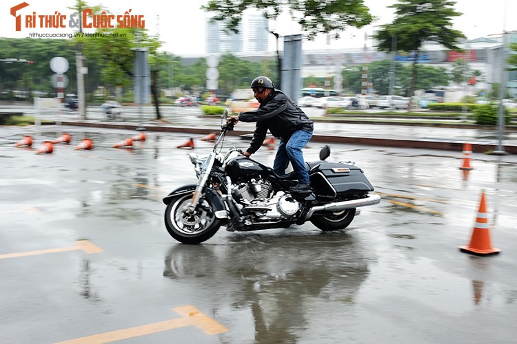 Dan choi moto Harley Sai Gon &quot;luyen cong&quot; duoi mua-Hinh-7