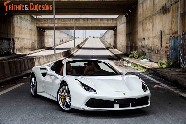 Chi tiet sieu xe Ferrari 488 mui tran hon 15 ty o Sai Gon