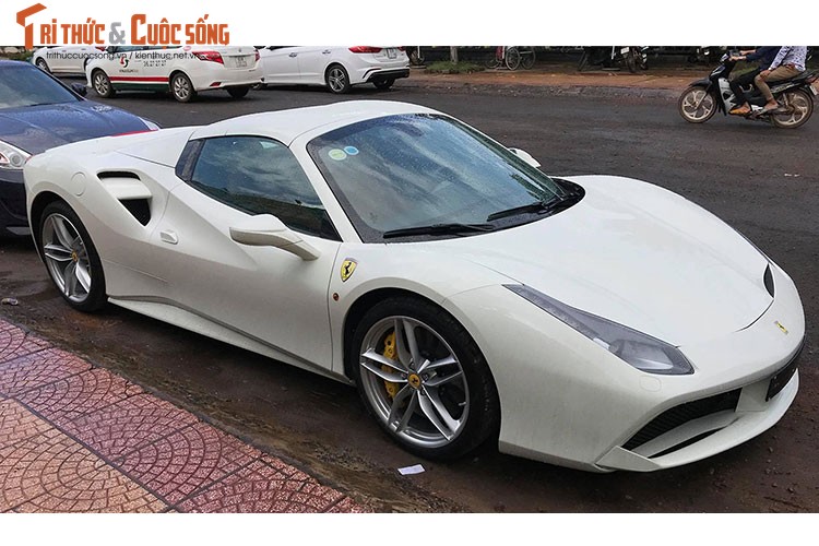 Dai gia Binh Phuoc tau sieu xe Ferrari 488 Spider hon 15 ty-Hinh-3