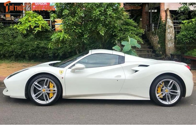 Dai gia Binh Phuoc tau sieu xe Ferrari 488 Spider hon 15 ty-Hinh-4