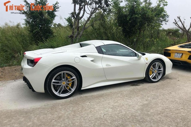 Dai gia Binh Phuoc tau sieu xe Ferrari 488 Spider hon 15 ty-Hinh-9