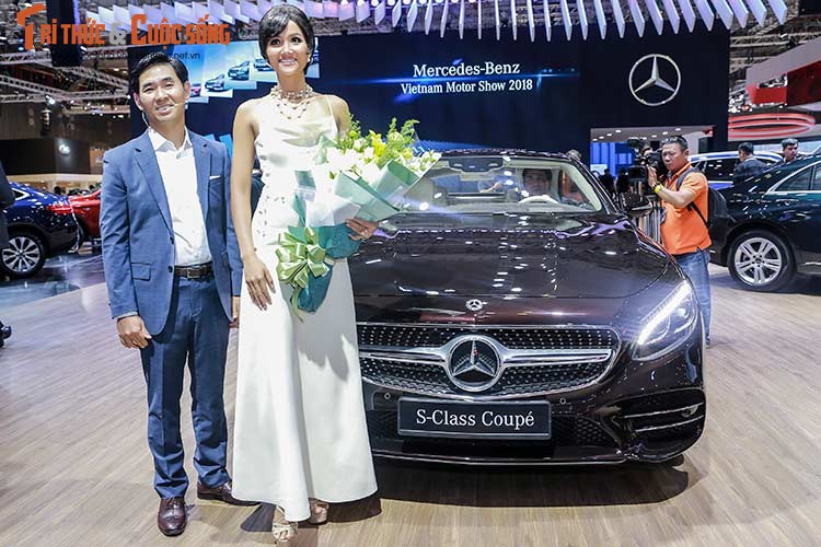 Hoa hau H’Hen Nie do dang cung dan xe sang Mercedes-Benz