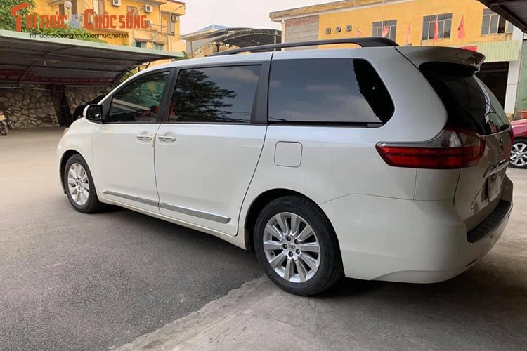 Toyota Sienna dung hai nam gia van hon 3 ty tai Ha Noi-Hinh-2