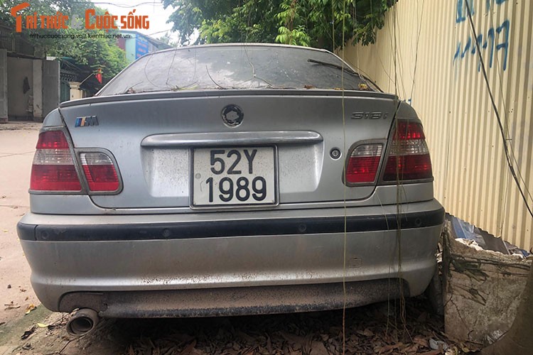 Ha Noi: Xe sang BMW vut chong cho nua nam khong ai nhan-Hinh-3