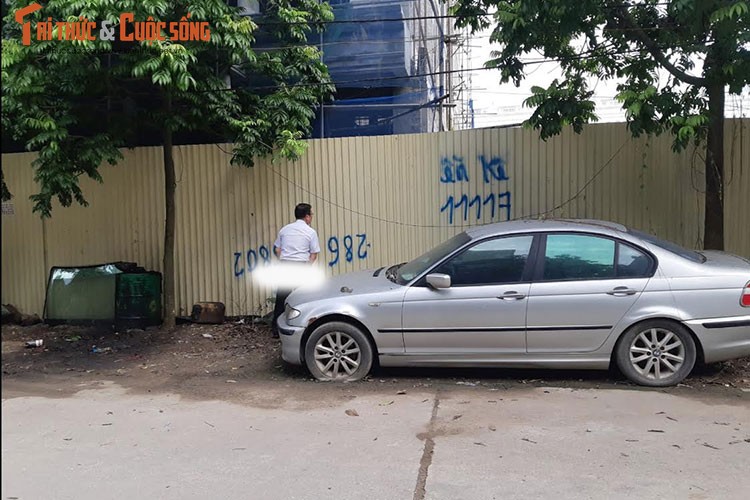 Ha Noi: Xe sang BMW vut chong cho nua nam khong ai nhan-Hinh-6