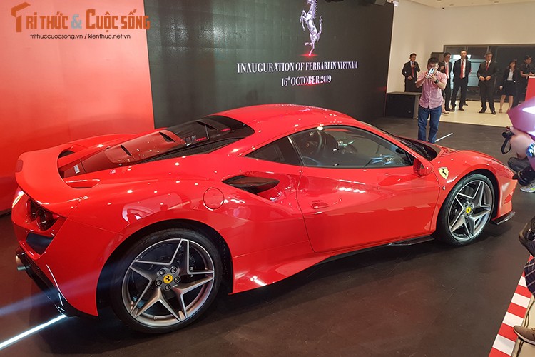 Ferrari F8 Tributo chinh hang ra mat dan choi sieu xe Viet-Hinh-2