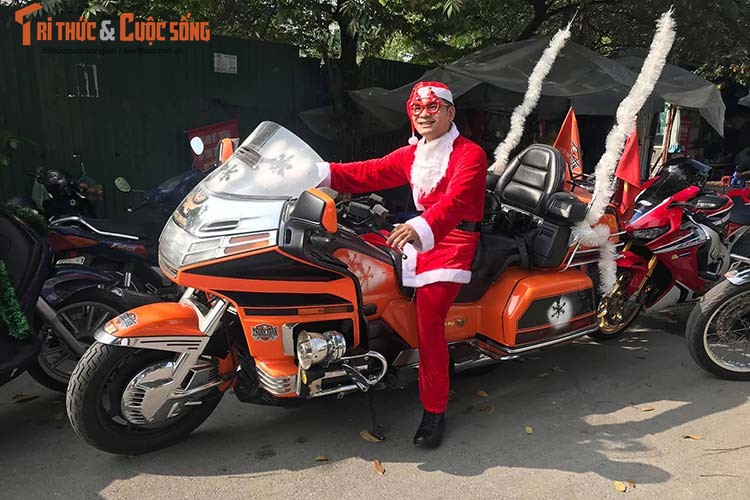 Ong gia Noel cuoi moto 