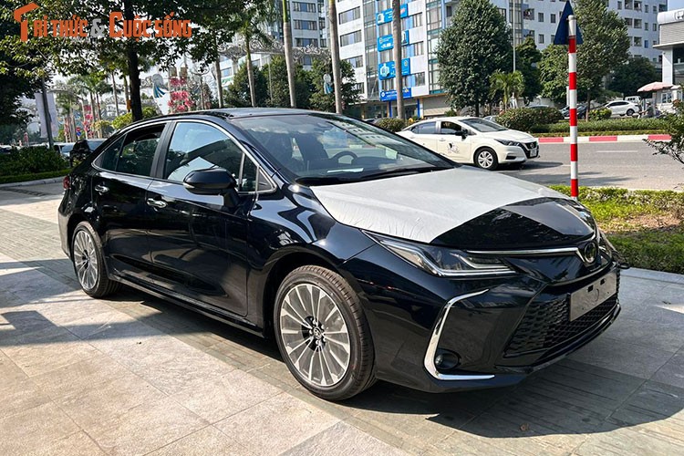 Can canh Toyota Corolla Altis 2023, tu 725 trieu dong tai Viet Nam