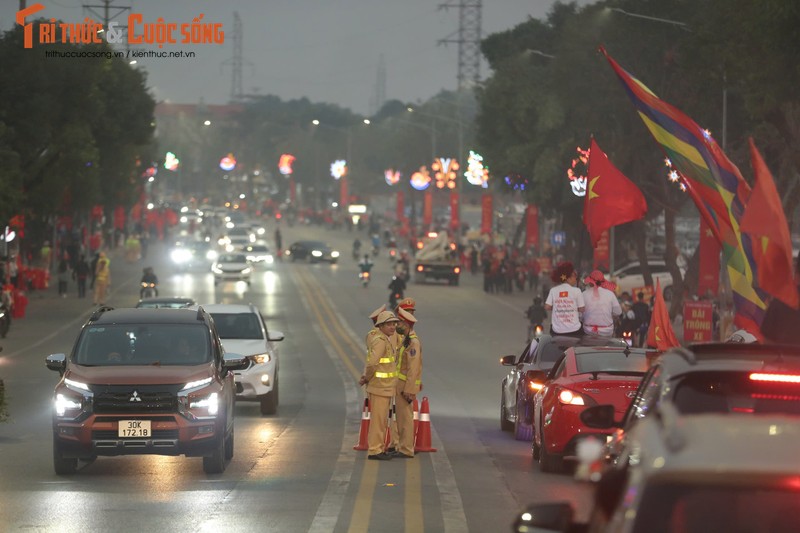 Khong khi soi dong truoc gio G chung ket Viet Nam gap Thai Lan