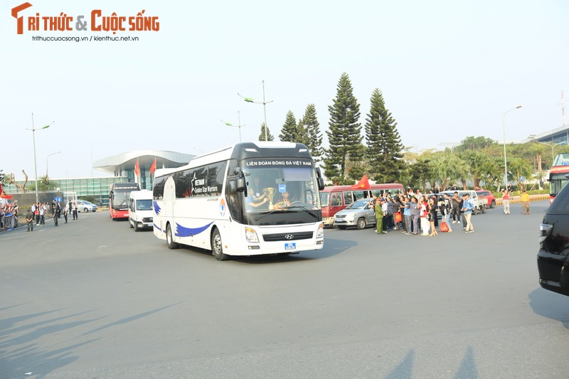 Ngay luc nay: DT Viet Nam ruoc cup vo dich ASEAN Cup tro ve-Hinh-17