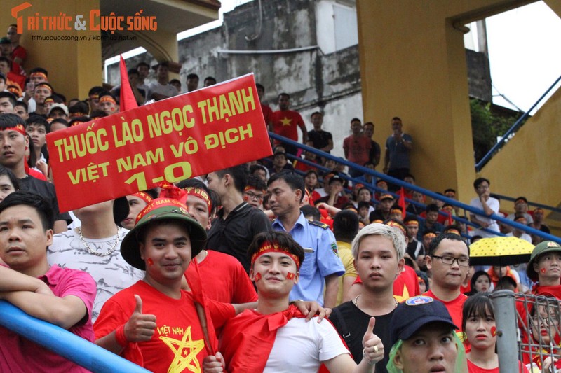 SVD Hang Day ngap tran sac do co vu doi tuyen Olympic Viet Nam-Hinh-4