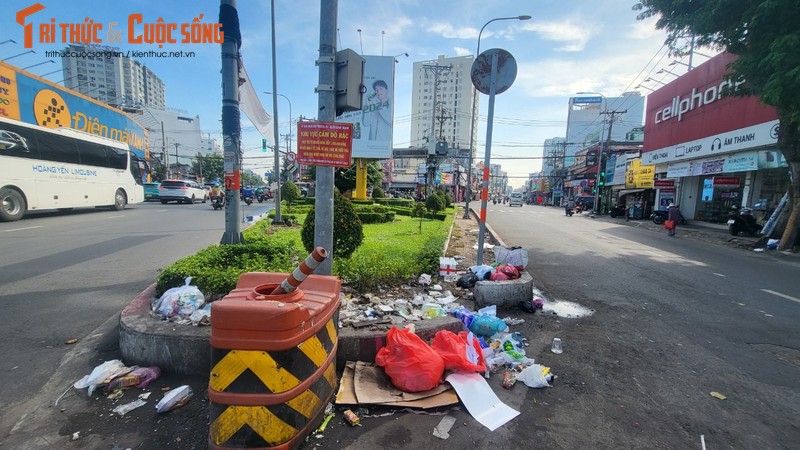 TP HCM: Vut rac bua bai tu duong pho den mieng cong thoat nuoc