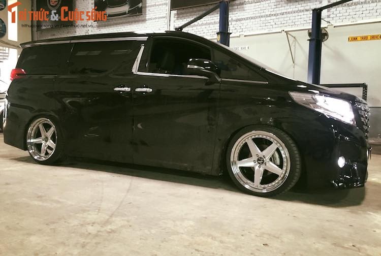 “Chuyen co mat dat” Toyota Alphard do VIP, bien khung tai VN