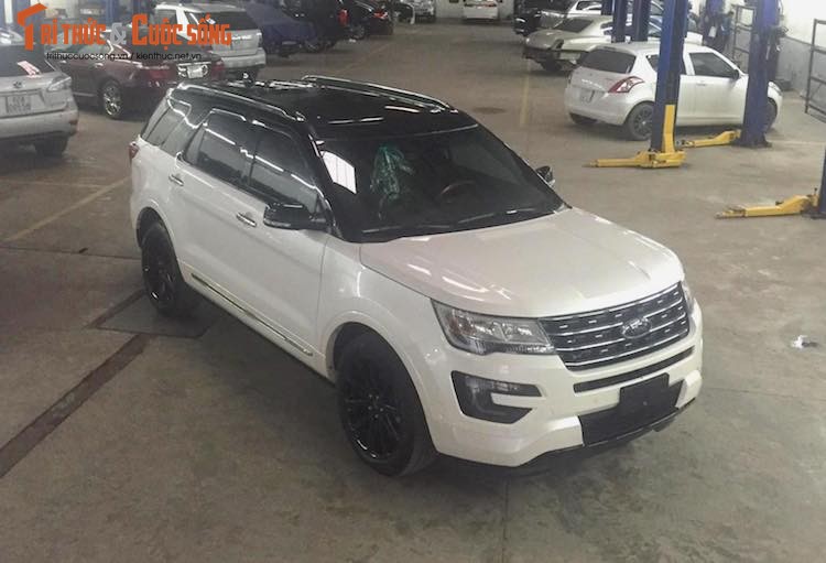 Can canh Ford Explorer gia 2,1 ty chinh hang tai VN