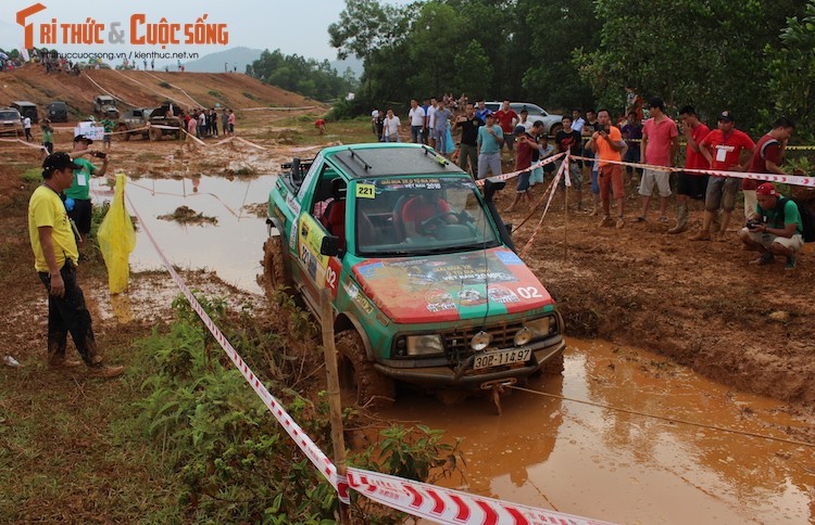 Hang tram “dan choi” doi mua, loi bun pha xe tai Ha Noi-Hinh-14