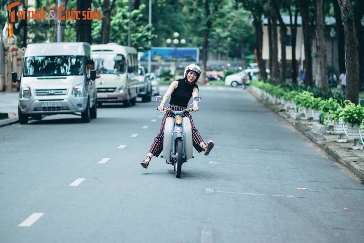 Kieu nu Viet “tha dang” ben Honda Super Cub C100-Hinh-7