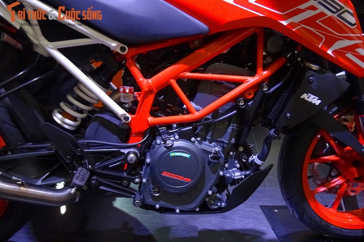 “Soi truc tiep” KTM Duke 390 moi tai trien lam EICMA 2016-Hinh-8