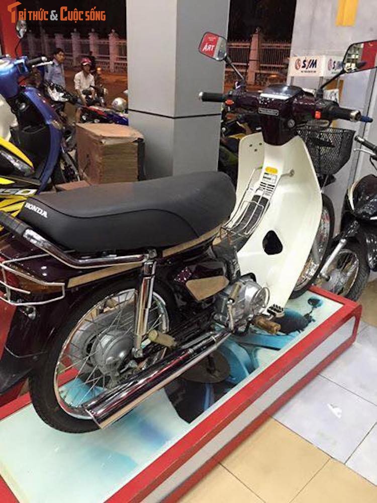 Honda Dream II 350 trieu, chua lan banh la 