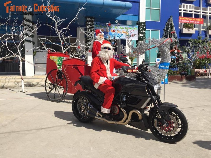 Ong gia Noel Viet cuoi “tuan loc” Ducati Diavel khung nhat VN-Hinh-2