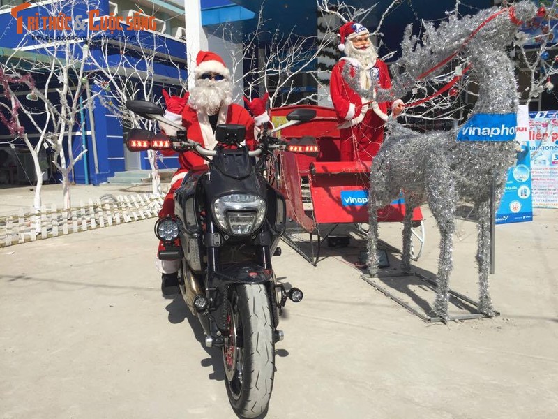 Ong gia Noel Viet cuoi “tuan loc” Ducati Diavel khung nhat VN-Hinh-6