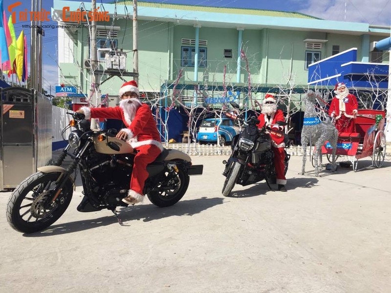 Ong gia Noel Viet cuoi “tuan loc” Ducati Diavel khung nhat VN