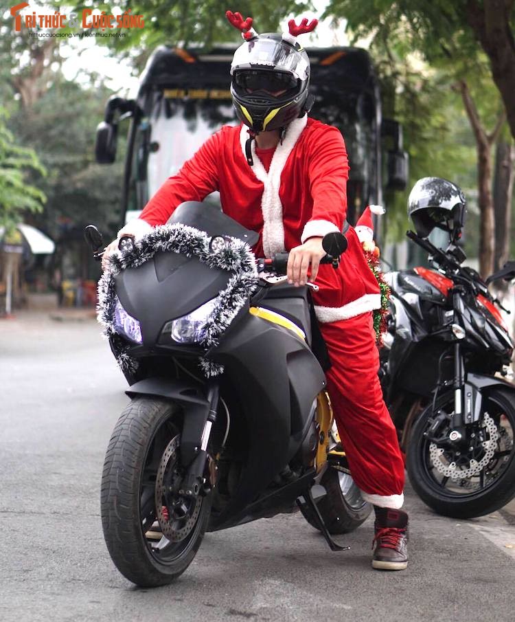 “Ong gia Noel” cuoi moto PKL phat qua giang sinh tai Ha Noi-Hinh-2