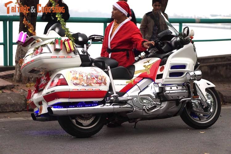 “Ong gia Noel” cuoi moto PKL phat qua giang sinh tai Ha Noi-Hinh-3