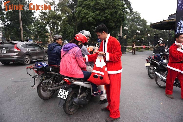 “Ong gia Noel” cuoi moto PKL phat qua giang sinh tai Ha Noi-Hinh-4