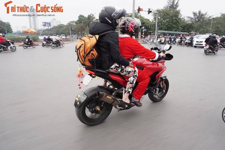 “Ong gia Noel” cuoi moto PKL phat qua giang sinh tai Ha Noi-Hinh-6