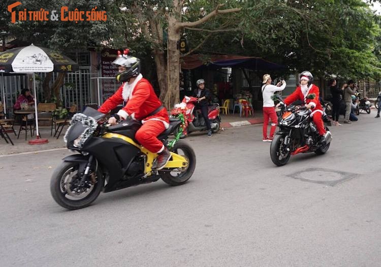 “Ong gia Noel” cuoi moto PKL phat qua giang sinh tai Ha Noi-Hinh-7