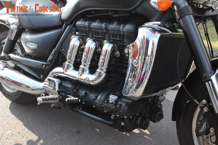 Can canh moto “khung” Triumph Rocket III tai Viet Nam-Hinh-2